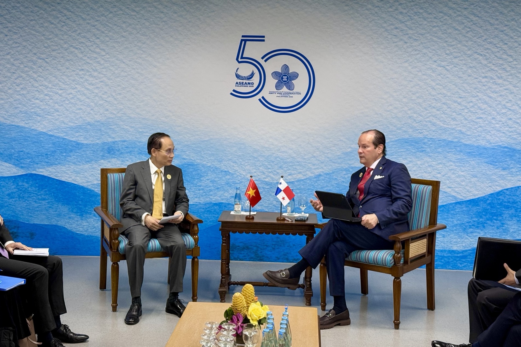 Uỷ viên Bộ Chính trị, Bộ trưởng Ngoại giao Lê Hoài Trung gặp  Bộ trưởng Ngoại giao Panama Javier Eduardo Martínez-Acha Vásquez